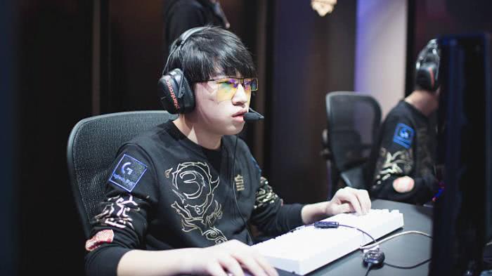 虽然他的三 虽然他的三